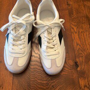 Universal Threads tennis shoe